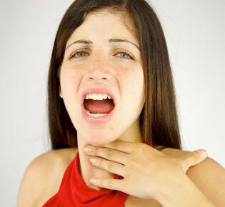Ком в горле — частый и неприятный спутник дистонии