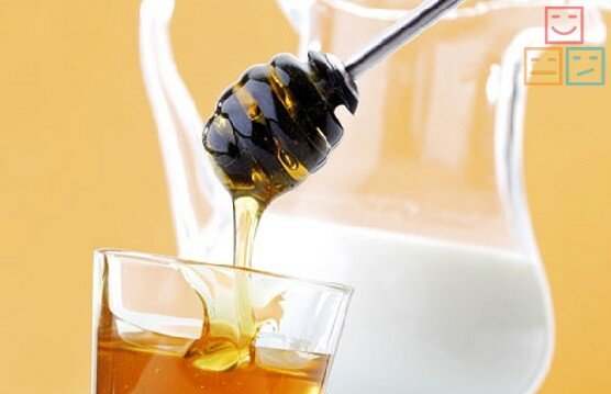мед на фоне кефира